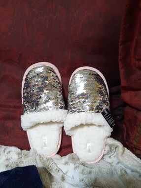 NWT SEQUIN And FAUX SHERPA FUR WOMEN'S HOUSE SLIPPERS SIZE 7/8